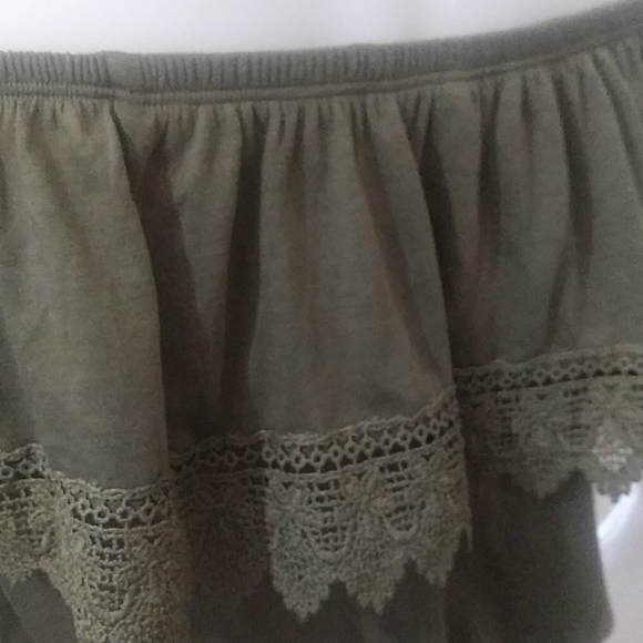 ✨️$10.00 item ✨️ Crop top no boundaries - Picture 3 of 5